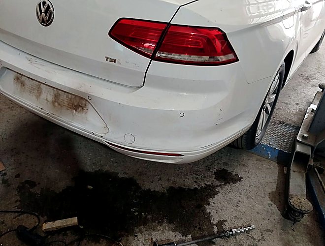 Volkswagen Passat üzerinde boyasız göçük düzeltme çalışması