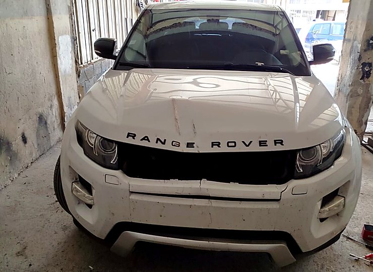 Range Rover Evoque atölyede onarım için hazırlanırken