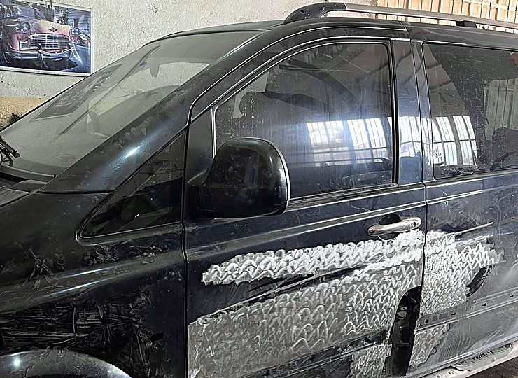 Mercedes Vito yan panellerinde kaporta düzeltme çalışması