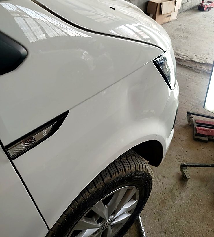 Atölyede aracın kaput ve çamurluk yüzeyinin ışık altında kontrol edilmesi