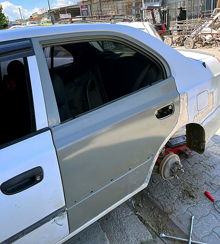 Kapısı değiştirilen Hyundai Accent, hiza ayarı öncesi atölye önünde