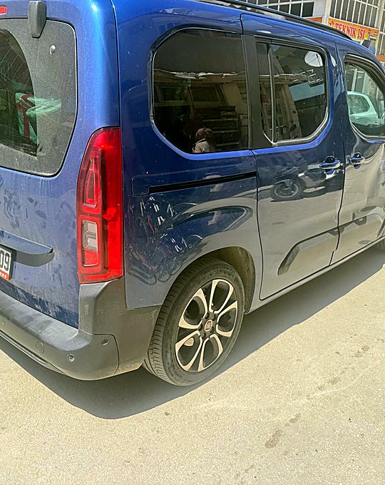 Mavi hafif ticari aracın yan panelinde park darbesi kaynaklı göçük