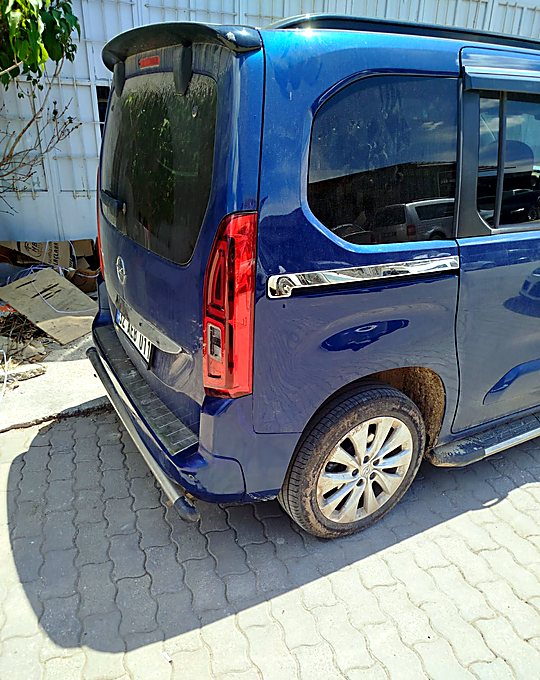 Mavi hafif ticari aracın onarım sonrası düzgün yan paneli